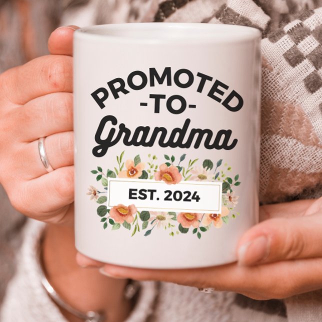 Befordrad till Grandma Funny Grandmor Blommigt Kaffemugg (Skapare uppladdad)
