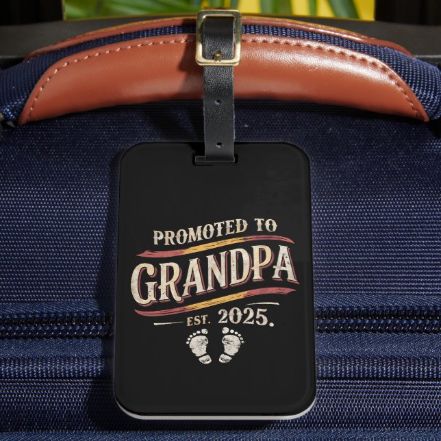Befordrad till Grandpa 2025 Grandpa est 2025 Bagagebricka (Framsida Insitu 2)