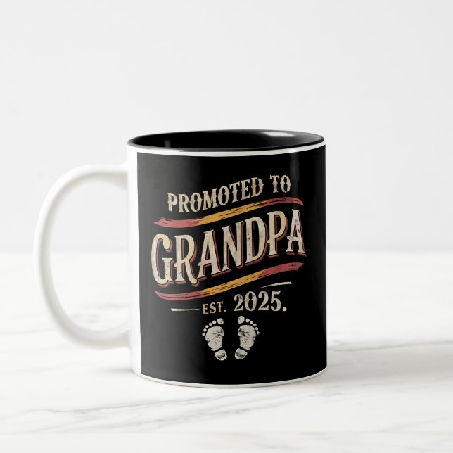 Befordrad till Grandpa 2025 Grandpa est 2025 Två-Tonad Mugg (Vänster)