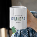 Befordrad till Grandpa EST 2025 | Anpassningsbar Två-Tonad Mugg<br><div class="desc">Ge Grandpa är en daglig påminnelse om en av livets underbarare befordringar! Detta tvåtonskaffe, som befordras till Grandpa EST 2025, kombinerar modern typografi med kalmerande pastelltoner av gender-neutralt. Perfekt för att ha sjunkit på morgonen gör mugg ett tankeväckande meddelande om gravid, första gången en farapgåva eller Far förvåning. Finns i...</div>
