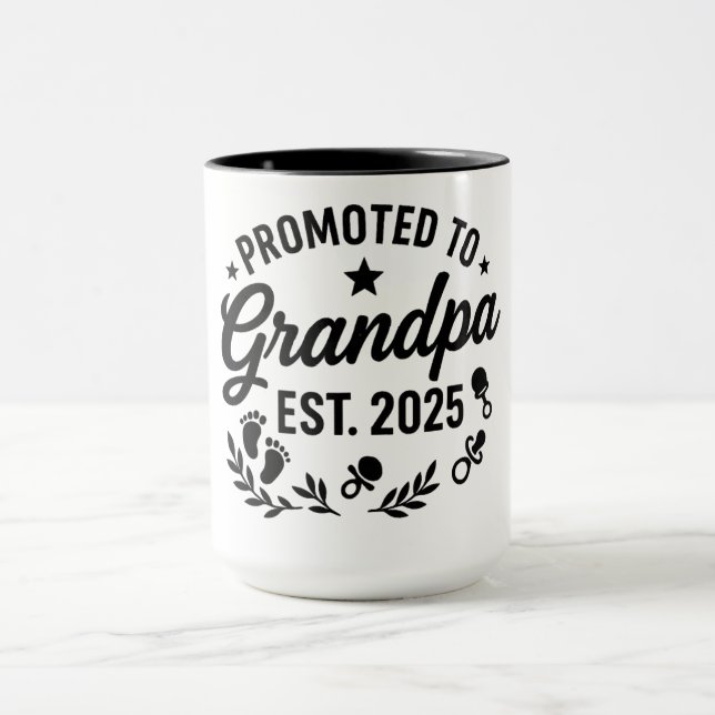 Befordrad till Grandpa EST. 2025 Mugg (Center)