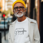 Befordrad till Grandpa EST 2025 | New Grandpa Gift T Shirt<br><div class="desc">Firar det spännande befordrandet till farfar i stil! Det här Befordrade till Grandpa EST 2025 t-shirt är perfektens sätt att markera ett speciellt ögonblick - oavsett om du tillkännager de stora nyheterna eller presenterar en första gång-morfar. Modern minimalistisk manusdesign Mjuk, andningsbar bomull för daglig komfort Underbar för baby-meddelanden, Far's Day...</div>