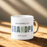 Befordrad till Grandpa EST 2025 | Ny farfar Espressomugg<br><div class="desc">Börja dagen med en meningsfull sipp! Denna charmerande "Promoted to Grandpa EST 2025" espresso kopp är det perfekt sättet att tillkännage en gravid eller fira en ny morförälder. Med en ren palett med neutralt färg och kompakt storlek är det idealiskt för espresso älskare, som också är stolt över nya farfar....</div>