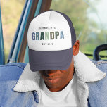 Befordrad till Grandpa EST 2025 | Ny Grandparent Keps<br><div class="desc">Fira en milstolpe i stil med den här truckerkepsen "Främjad till Grandpa EST 2025"! Designad med en modern palett i gender-neutralt färg, så gör detta att graviden i perfekt blir en gåva till nya eller väntade farfäder. Underbar för Far-dagen, babyduschar eller avslappnad vardaglig bära för att stolt de spännande nyheterna....</div>