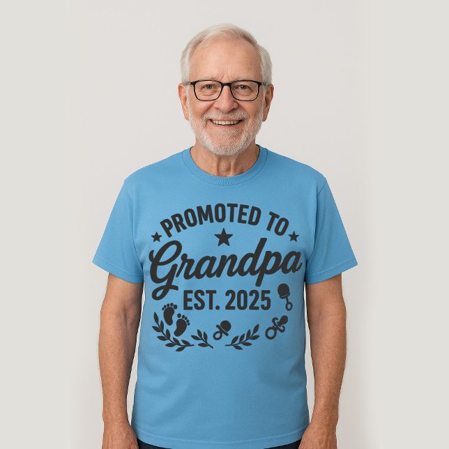 Befordrad till Grandpa EST. 2025 T Shirt (Skapare uppladdad)