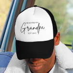 Befordrad till Grandpa EST Hat | New Grandpa Gift Keps<br><div class="desc">Fira de stora nyheterna i stil med den här truckerkepsen "Befordrad till Grandpa EST 2025"! Den här roligten och det moderna taket gör perfekten till en gåva för första gången, för morfar eller morfar. Vare sig det är ett meddelande om gravid, Far dag eller bara en överraskning avslöjar, är detta...</div>