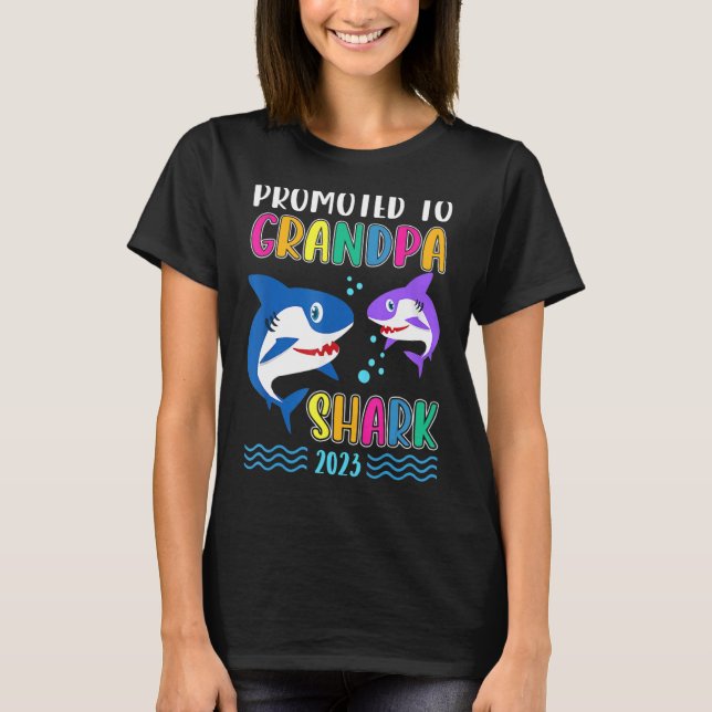 Befordrad till Grandpa Shark 2023 First Time Grand T Shirt (Framsida)