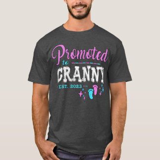 Befordrad till Granny Est 2023 Gravid Reveal Girl T Shirt