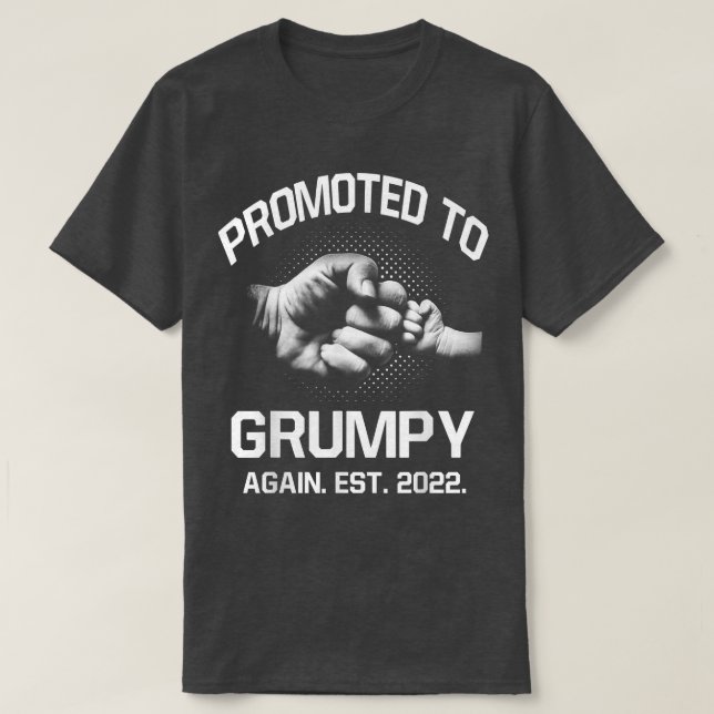 Befordrad till grumpy på nytt EST 2022-jul Far T Shirt (Design framsida)