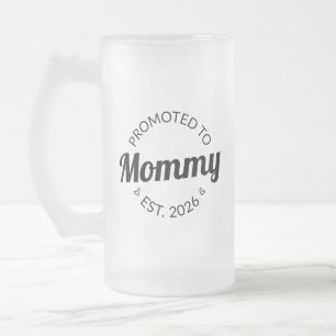 Befordrad till Mamma Est. 2026 Frostat Ölglas