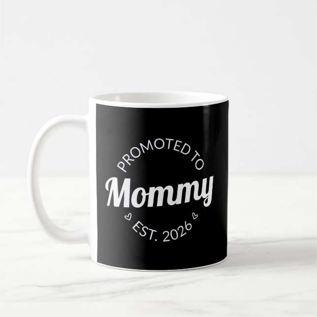 Befordrad till Mamma Est. 2026 Kaffemugg (Vänster)