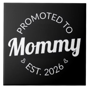 Befordrad till Mamma Est. 2026 Kakelplatta