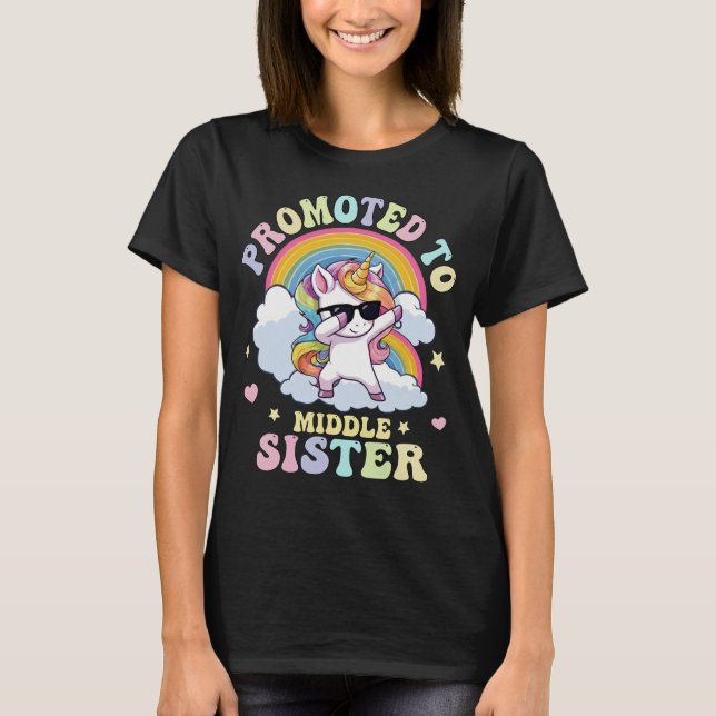 Befordrad till mellan syster enhörning t shirt (Framsida)