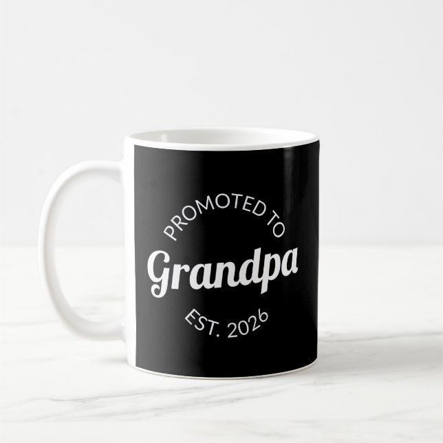 Befordrad till morfar Est. 2026 Kaffemugg (Vänster)
