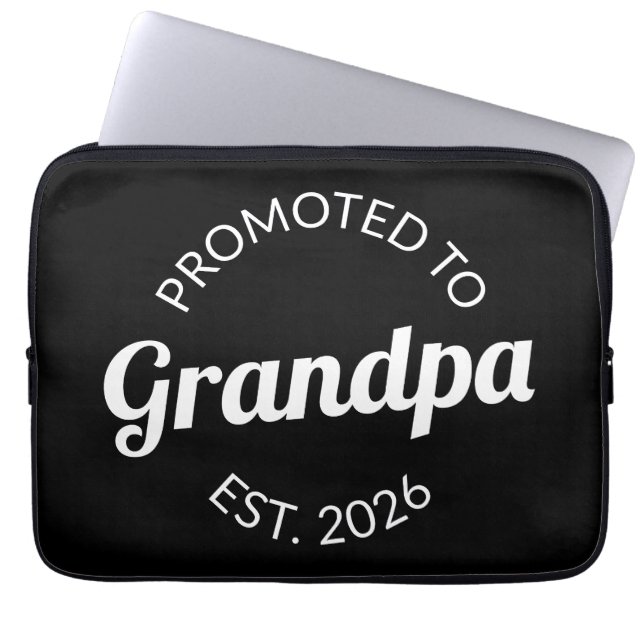 Befordrad till morfar Est. 2026 Laptop Fodral (Framsidan)