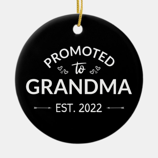 Befordrad till mormor Est. 2022 II Julgransprydnad Keramik (Framsidan)