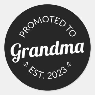 Befordrad till mormor Est. 2023 Runt Klistermärke