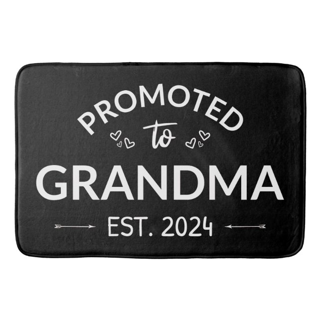 Befordrad till mormor Est. 2024 II Badrumsmatta (Framsidan)