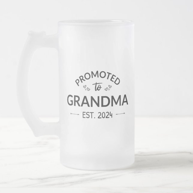 Befordrad till mormor Est. 2024 II Frostat Ölglas (Vänster)