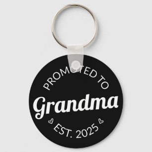 Befordrad till mormor Est. 2025 Nyckelring