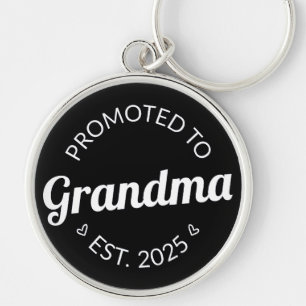 Befordrad till mormor Est. 2025 Rund Silverfärgad Nyckelring