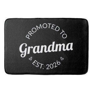 Befordrad till mormor Est. 2026 Badrumsmatta