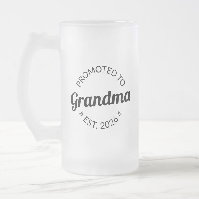 Befordrad till mormor Est. 2026 Frostat Ölglas (Vänster)