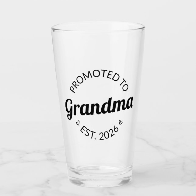 Befordrad till mormor Est. 2026 Glaskopp (Framsida)