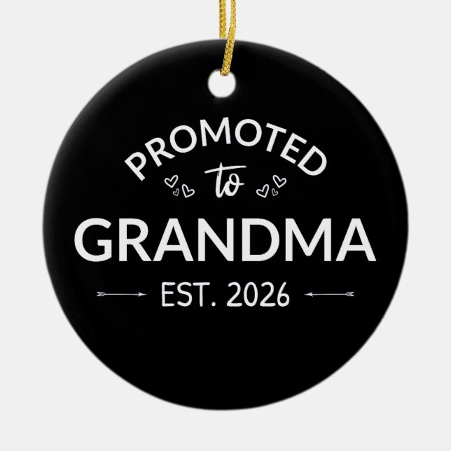 Befordrad till mormor Est. 2026 II Julgransprydnad Keramik (Framsidan)