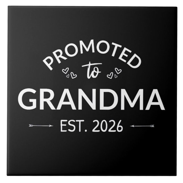 Befordrad till mormor Est. 2026 II Kakelplatta (Framsidan)