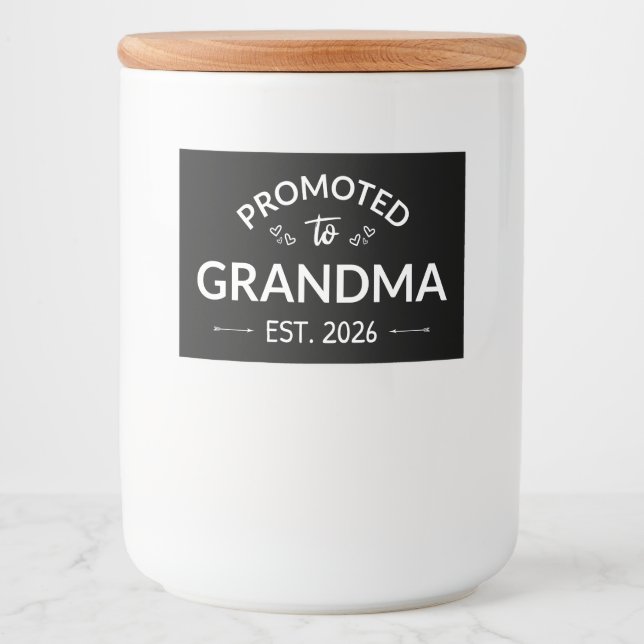 Befordrad till mormor Est. 2026 II Mat Etiketter (Framsida)