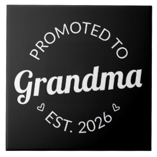 Befordrad till mormor Est. 2026 Kakelplatta