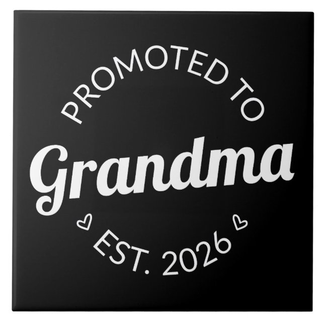 Befordrad till mormor Est. 2026 Kakelplatta (Framsidan)