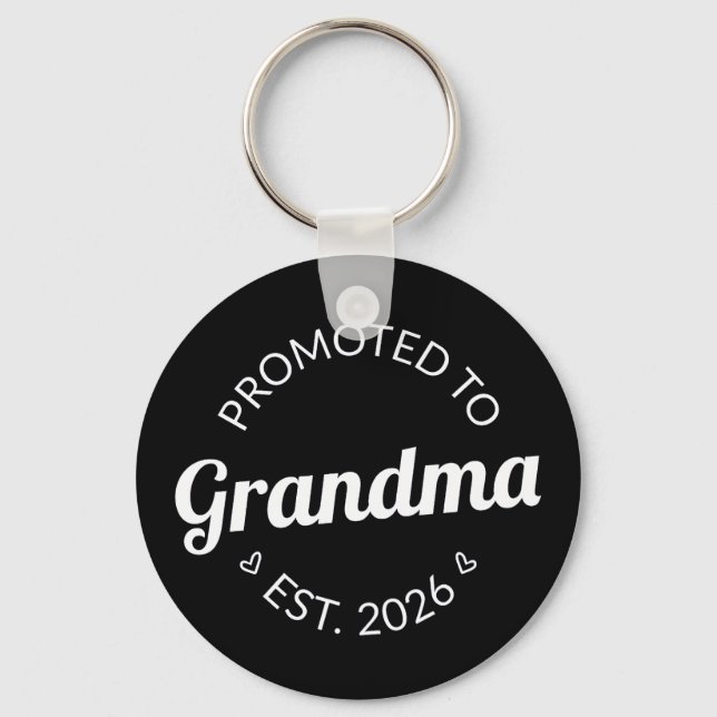 Befordrad till mormor Est. 2026 Nyckelring (Framsida)