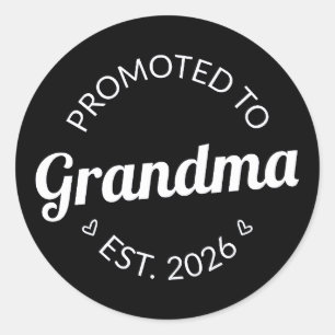 Befordrad till mormor Est. 2026 Runt Klistermärke