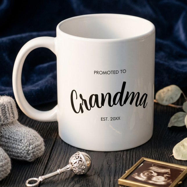 Befordrad till mormor etablerad anpassat år Vit Kaffemugg (Skapare uppladdad)