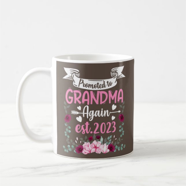 Befordrad till mormor igen Est 2023 Flower Kaffemugg (Vänster)