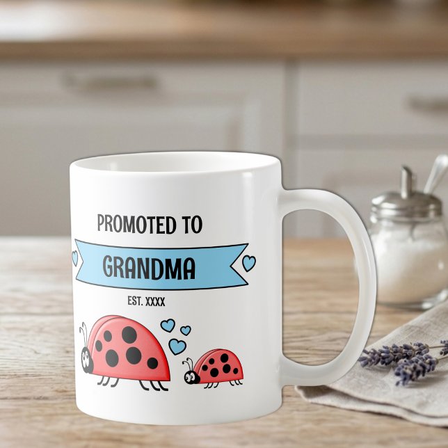 Befordrad till mormor nyckelpigor blå kaffemugg (Skapare uppladdad)