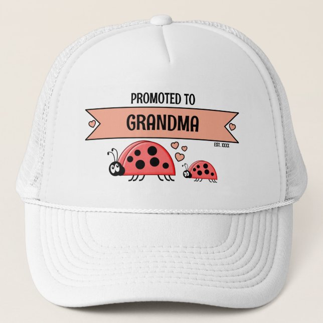 Befordrad till mormor nyckelpigor vit persika keps (Framsida)