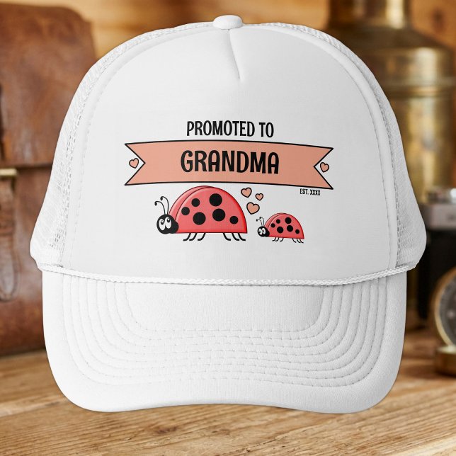 Befordrad till mormor nyckelpigor vit persika keps (Skapare uppladdad)