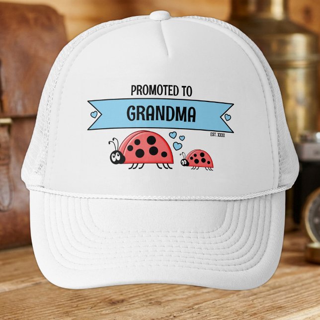 Befordrad till mormor nyckelpigor vita blå keps (Skapare uppladdad)