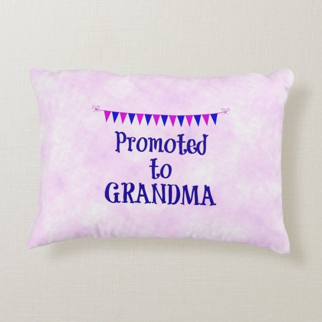 "Befordrad till mormor" rosa, båda bakgrunden Prydnadskudde (Baksidan)