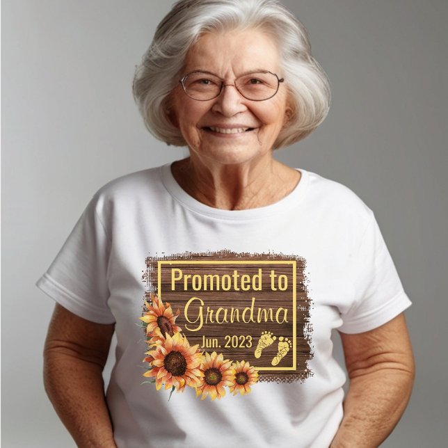 Befordrad till mormor Solblommor T-Shirt (Skapare uppladdad)