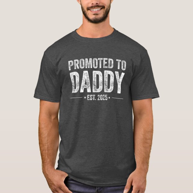 Befordrad till pappa 2025 första gången Fars dag T Shirt (Framsida)
