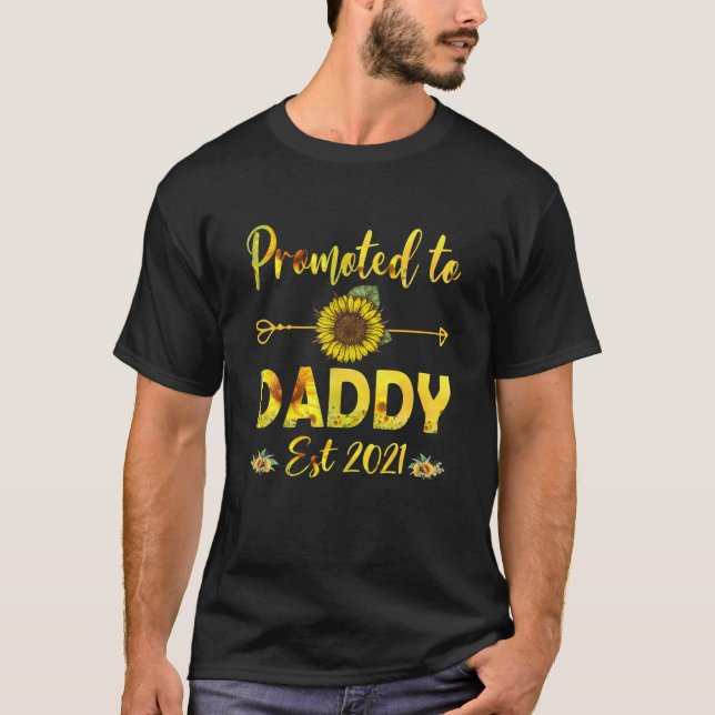 Befordrad till pappa Est 2021 Solros T Shirt (Framsida)
