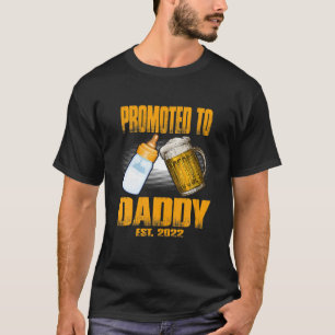 Befordrad till pappa EST. 2022 Beer and Mjölk Gift T Shirt