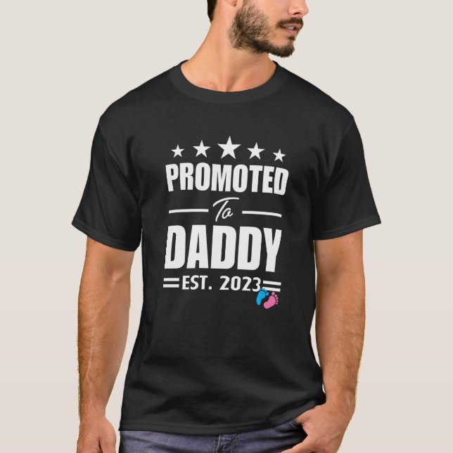 Befordrad till pappa Est 2023 Gender Reveal Rosa e T Shirt (Framsida)