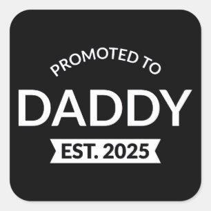 Befordrad till pappa Est. 2025 II Fyrkantigt Klistermärke