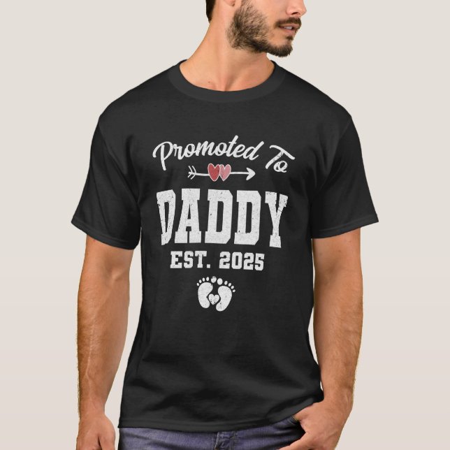 Befordrad till pappa Est 2025 Lustigt första gånge T Shirt (Framsida)