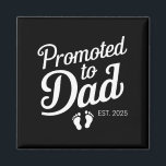 Befordrad till Pappa EST 2025 snart till Pappa Magnet<br><div class="desc">Befordrad till Pappa EST 2025 snart till Pappa</div>